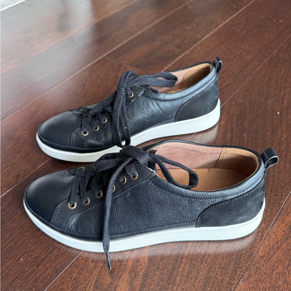 Women's Vionic Winny Sneaker 9.5 wide - Black Nubuck